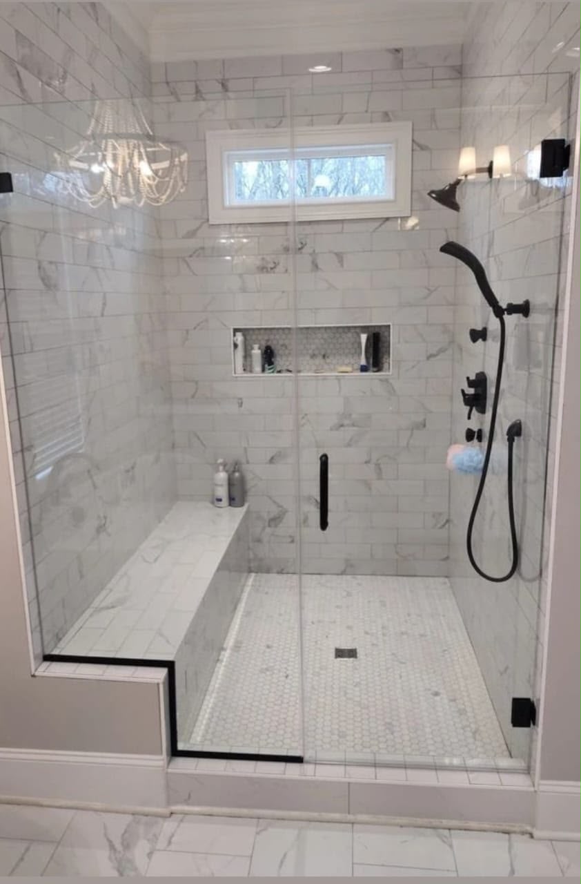 Douche moderne blanche avec paroi vitrée